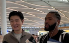 劳森落地乌鲁木齐，新疆男篮接机画面曝光